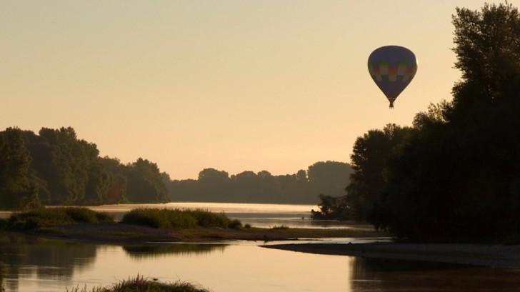 Racines et des ailes montgolfière Loire crépuscule